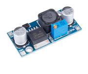 Image d’une carte électronique bleue avec composants pour l’alimentation réglable dc-dc 48v LM2596HVS